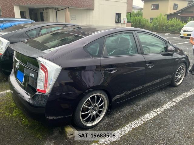Toyota PRIUS 2013-02 8745325-2