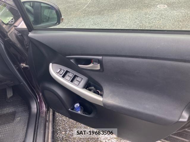 Toyota PRIUS 2013-02 8745325-6