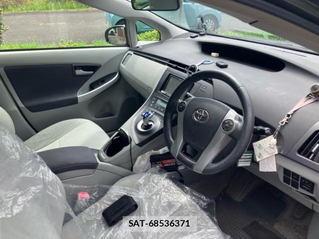 Toyota PRIUS 2011-10 8745356-17