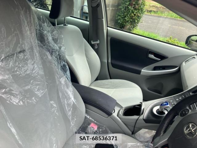 Toyota PRIUS 2011-10 8745356-18