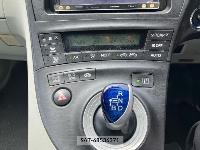 Toyota PRIUS 2011-10 8745356-21