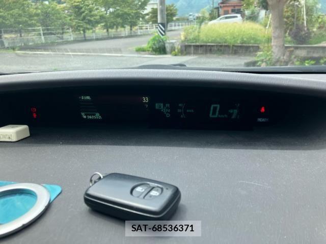 Toyota PRIUS 2011-10 8745356-22