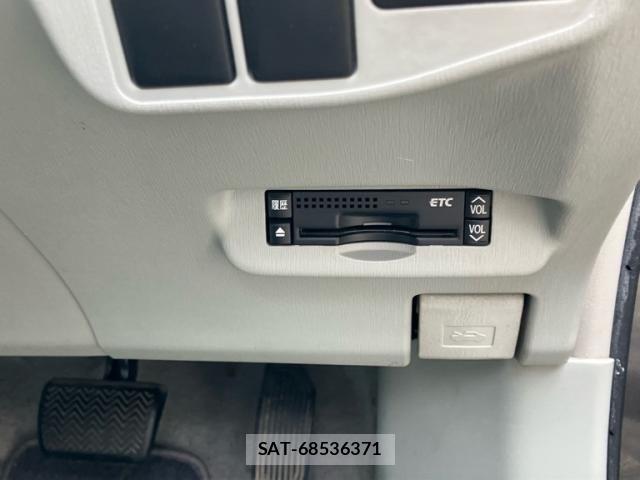 Toyota PRIUS 2011-10 8745356-28