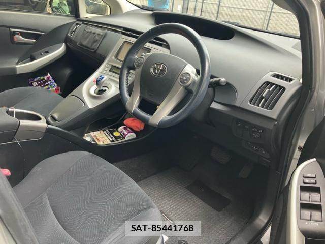 Toyota PRIUS 2012-03 8745357-12