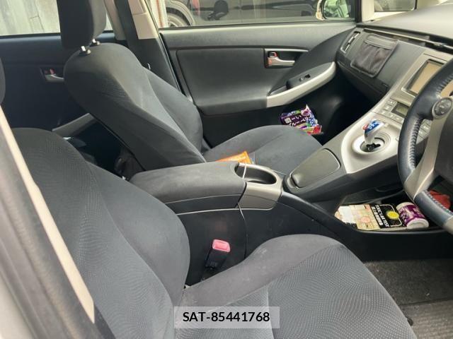 Toyota PRIUS 2012-03 8745357-13