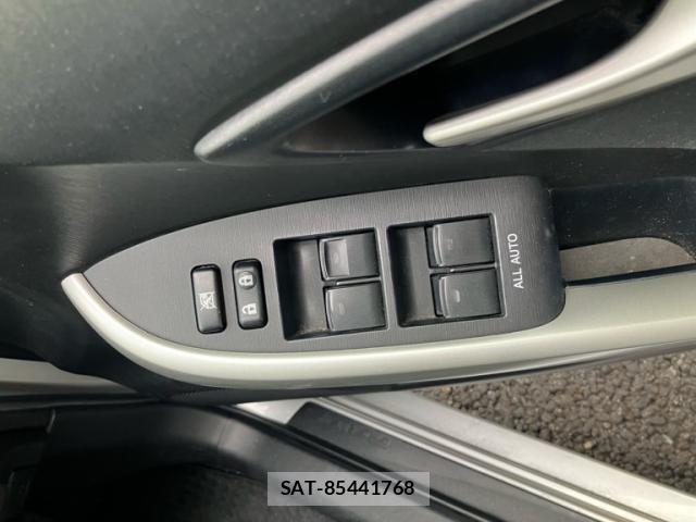 Toyota PRIUS 2012-03 8745357-14