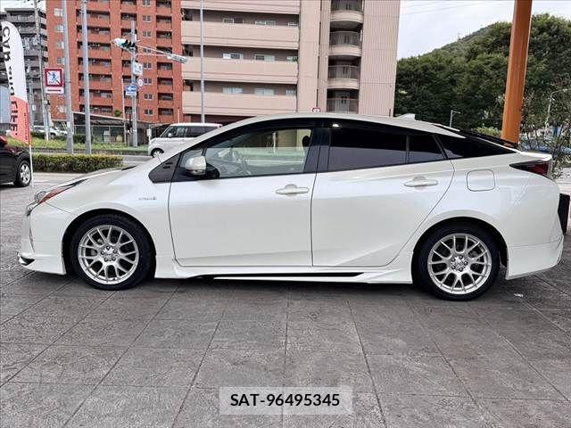Toyota PRIUS 2016-08 8745264-10