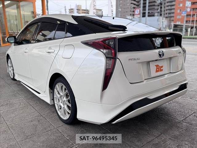 Toyota PRIUS 2016-08 8745264-11