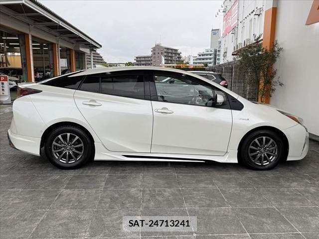 Toyota PRIUS 2017-08 8781669-11