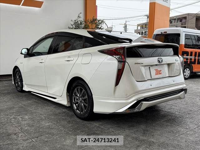 Toyota PRIUS 2017-08 8781669-12