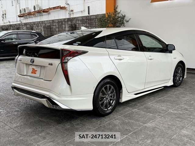 Toyota PRIUS 2017-08 8781669-14