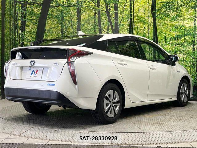 Toyota PRIUS 2017-05 8781664-17