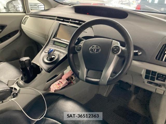 Toyota PRIUS 2010-11 8783076-11