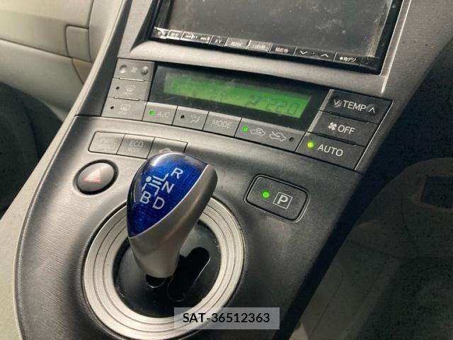 Toyota PRIUS 2010-11 8783076-16