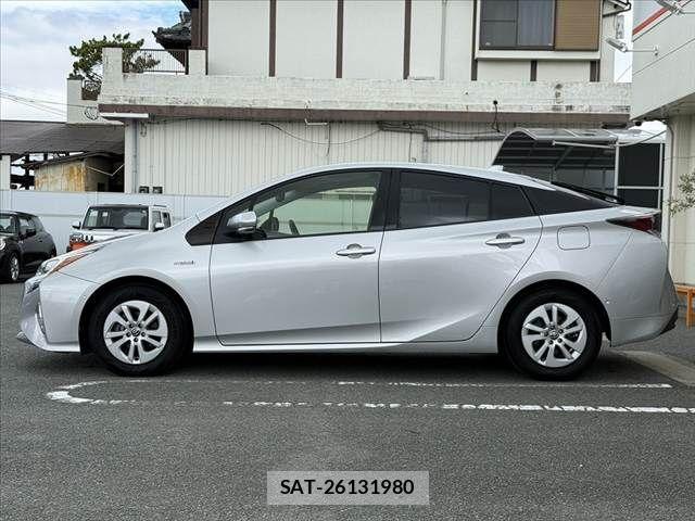 Toyota PRIUS 2017-05 8781670-10