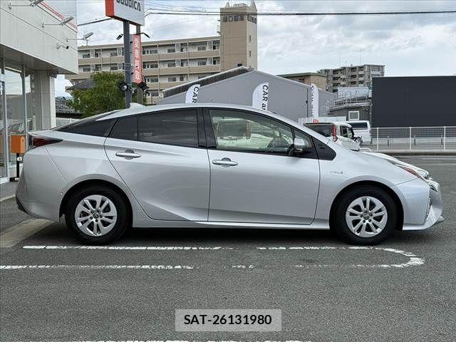 Toyota PRIUS 2017-05 8781670-11