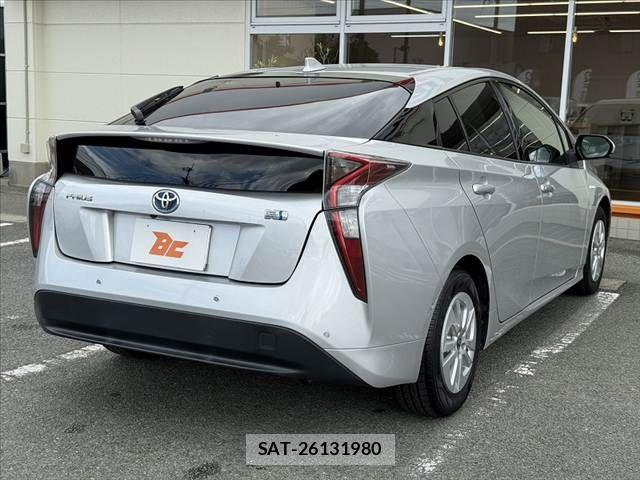 Toyota PRIUS 2017-05 8781670-12