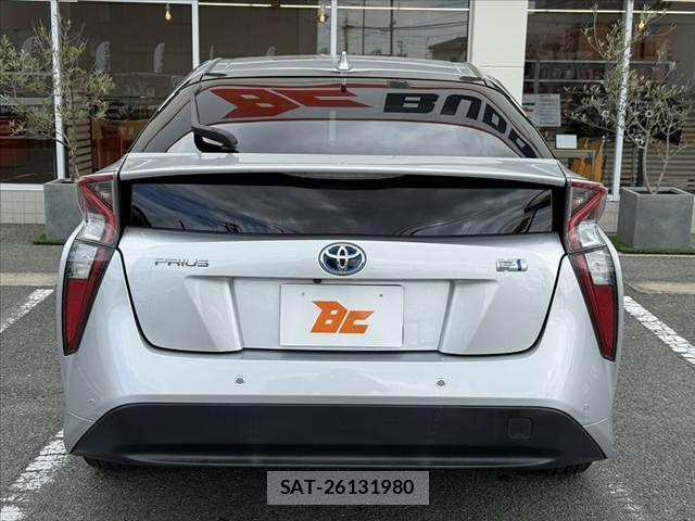 Toyota PRIUS 2017-05 8781670-13