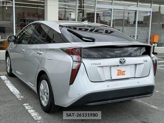 Toyota PRIUS 2017-05 8781670-14