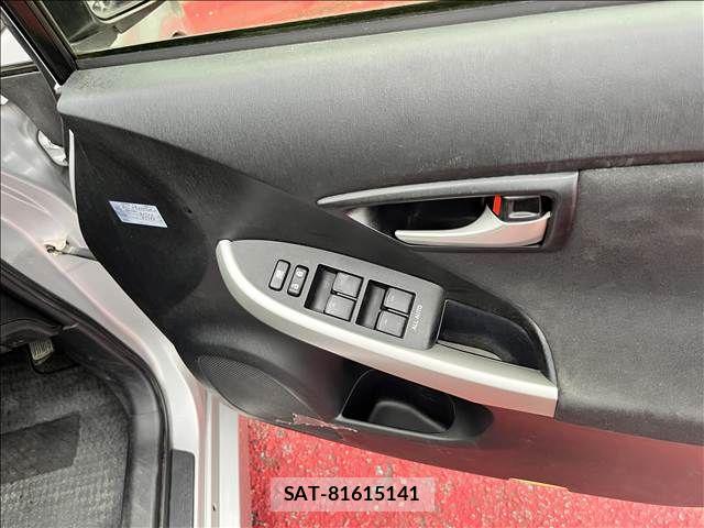 Toyota PRIUS 2014-12 8781681-11