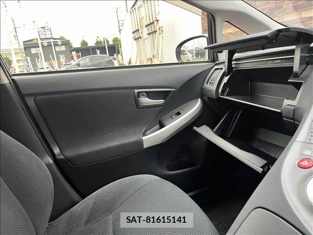 Toyota PRIUS 2014-12 8781681-26