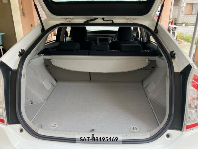 Toyota PRIUS 2013-10 8783072-10
