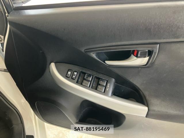 Toyota PRIUS 2013-10 8783072-11