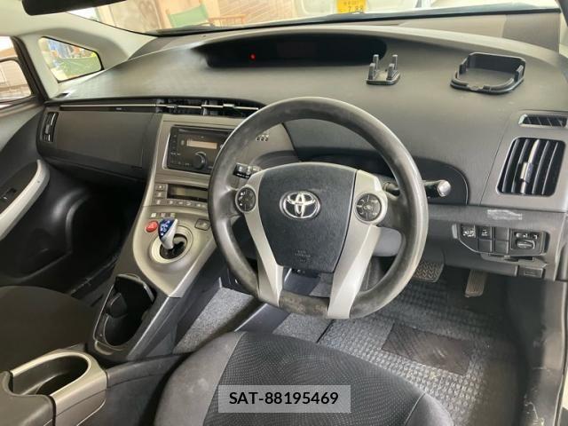 Toyota PRIUS 2013-10 8783072-12