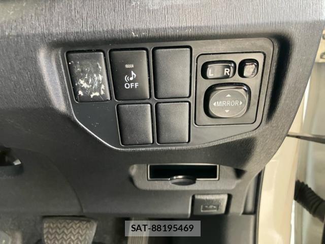 Toyota PRIUS 2013-10 8783072-13
