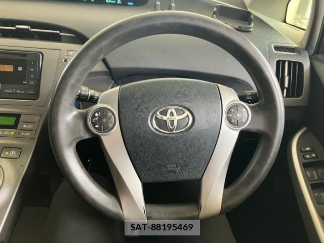 Toyota PRIUS 2013-10 8783072-14