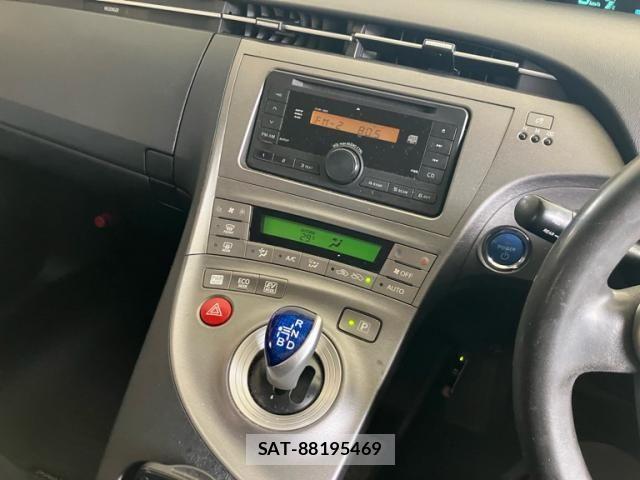 Toyota PRIUS 2013-10 8783072-15