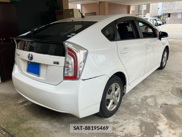 Toyota PRIUS 2013-10 8783072-2