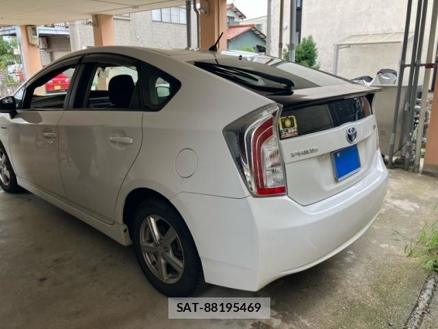 Toyota PRIUS 2013-10 8783072-3