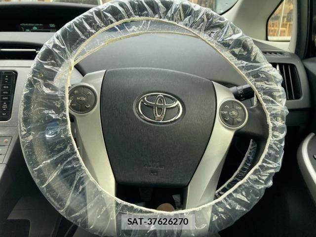 Toyota PRIUS 2013-10 8797193-19