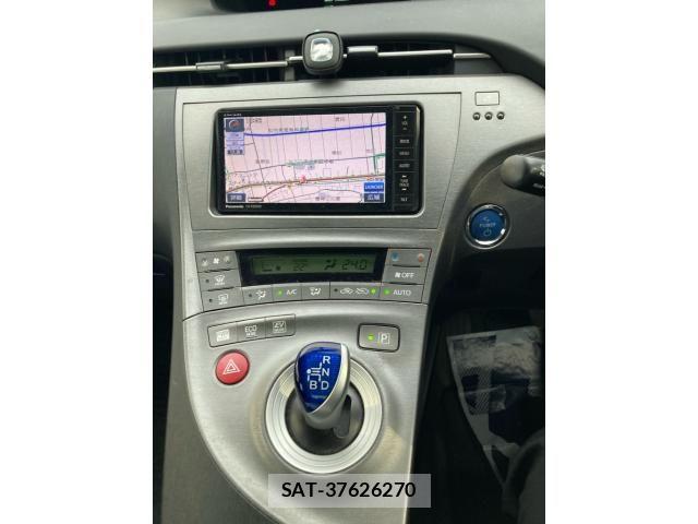 Toyota PRIUS 2013-10 8797193-24
