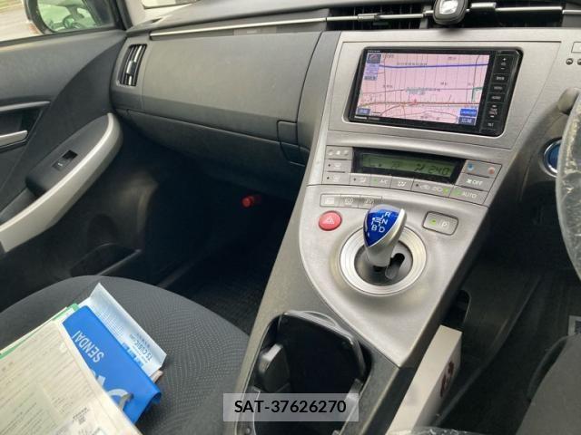 Toyota PRIUS 2013-10 8797193-26