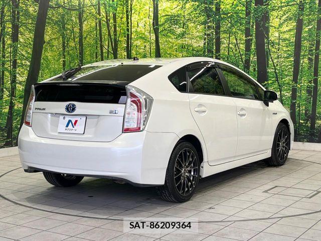 Toyota PRIUS 2013-11 8797160-16