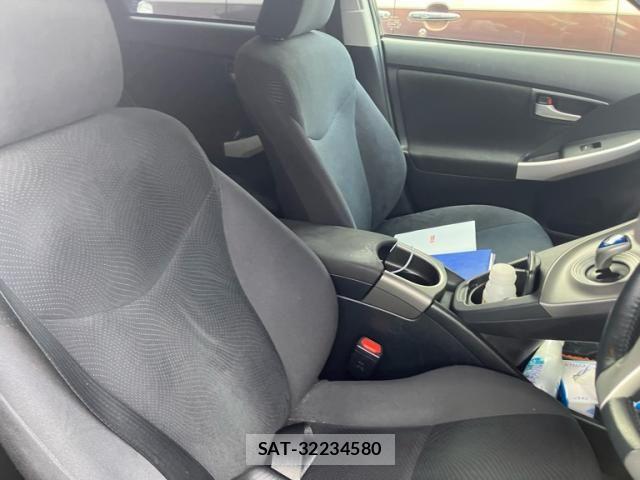 Toyota PRIUS 2015-11 8797177-10