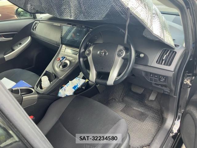 Toyota PRIUS 2015-11 8797177-11