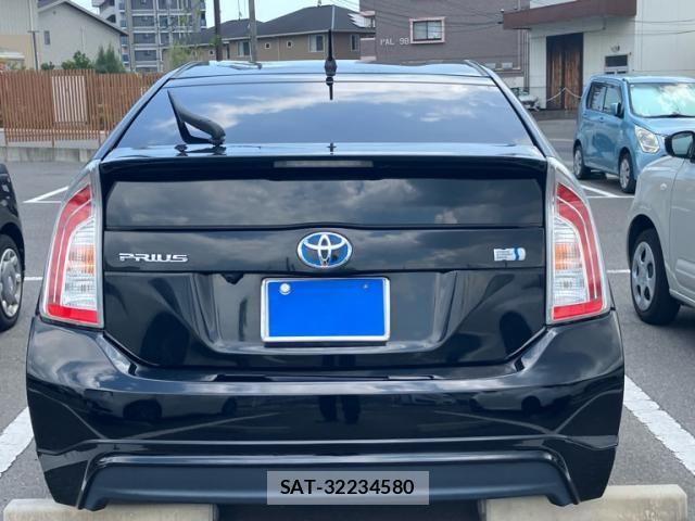 Toyota PRIUS 2015-11 8797177-6