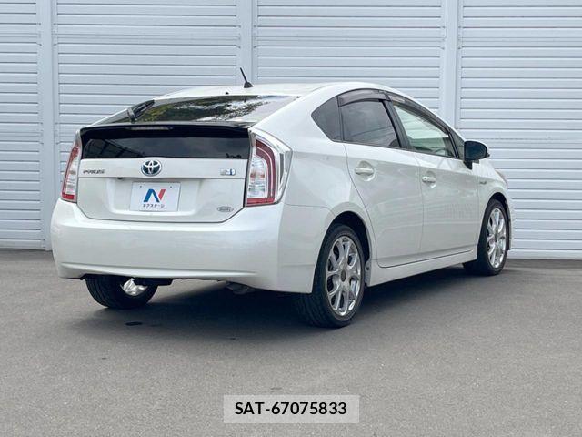 Toyota PRIUS 2013-12 8797174-16
