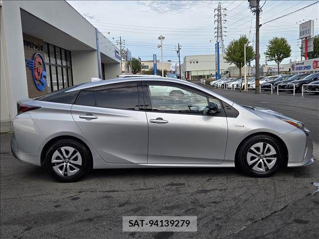 Toyota PRIUS 2016-05 8797166-17