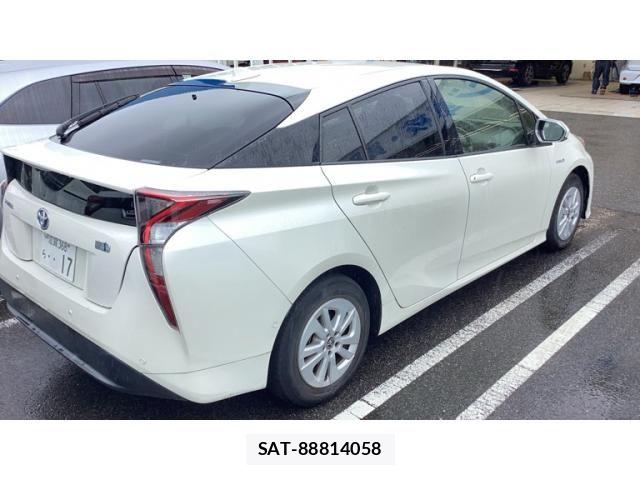 Toyota PRIUS 2018-06 8797169-1