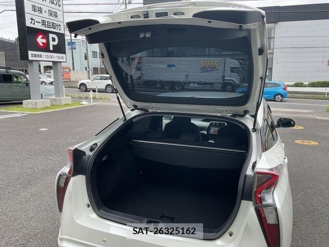 Toyota PRIUS 2018-05 8831115-13