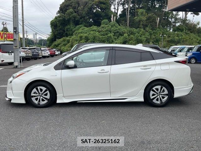 Toyota PRIUS 2018-05 8831115-15