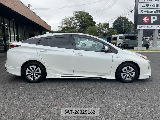 Toyota PRIUS 2018-05 8831115-16
