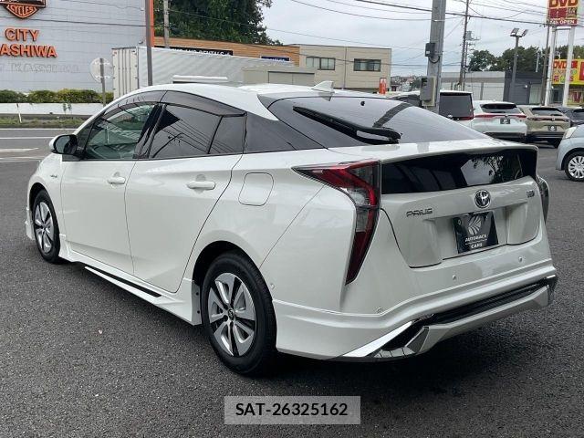 Toyota PRIUS 2018-05 8831115-17