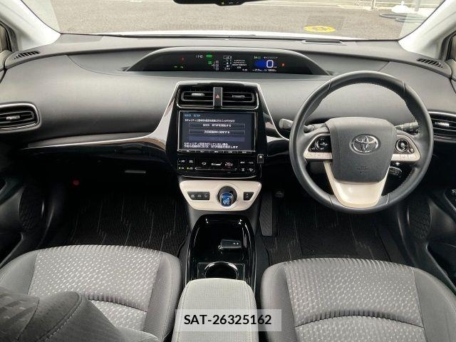 Toyota PRIUS 2018-05 8831115-1