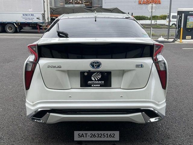 Toyota PRIUS 2018-05 8831115-4