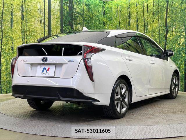 Toyota PRIUS 2017-04 8831122-16